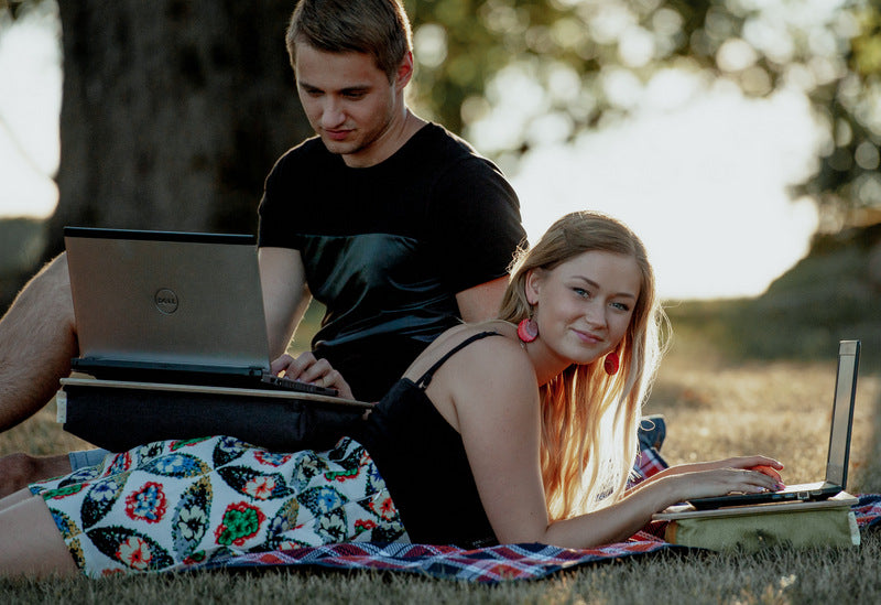Laptop-Betttablett, Tic Tac Toe, Schaumstoff-Kissenständer